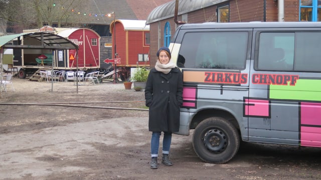 Sandra Hollenstein vor einem Wohnwagen des Zirkus Knopf Sandra Hollenstein vor einem Wohnwagen des Zirkus Knopf