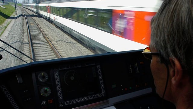 Der Blick aus dem Führerstand eines Zuges. Der Blick aus dem Führerstand eines Zuges.