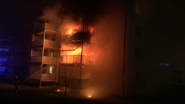 Ein Mehrfamilienhaus steht in Brand. Ein Mehrfamilienhaus steht in Brand.