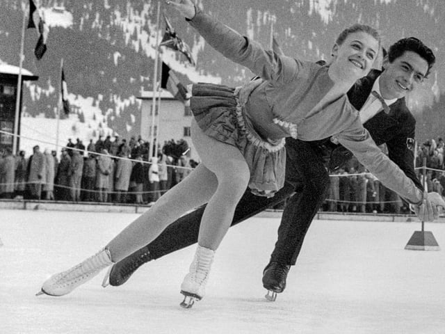 Junges Eiskunstlaufpaar dreht Runde. Junges Eiskunstlaufpaar dreht Runde.