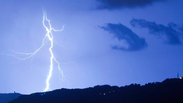 Ein Blitz erhellt den Nachthimmel (Symbolbild) Ein Blitz erhellt den Nachthimmel (Symbolbild)