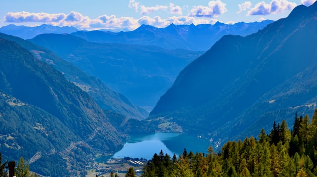 Blick auf den Talkessel und den See rund um Poschiavo. Blick auf den Talkessel und den See rund um Poschiavo.