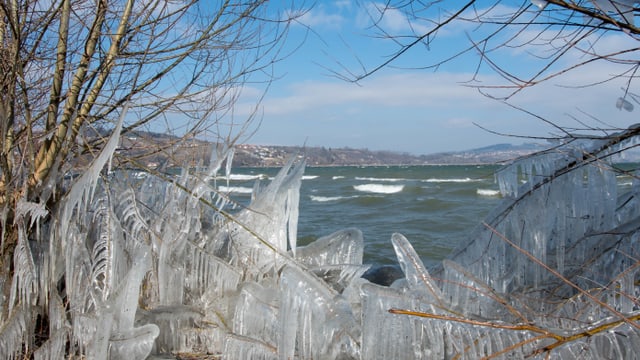 Natürlich geschaffene Eisskulpturen bei Avenches am Ufer des Murtensees. Natürlich geschaffene Eisskulpturen bei Avenches am Ufer des Murtensees.