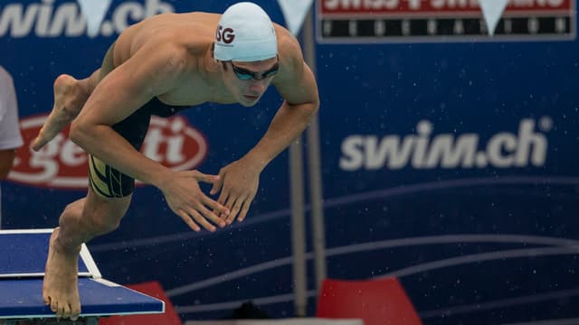 Alexandre Haldemann springt vom Startblock ins Wasser Alexandre Haldemann springt vom Startblock ins Wasser