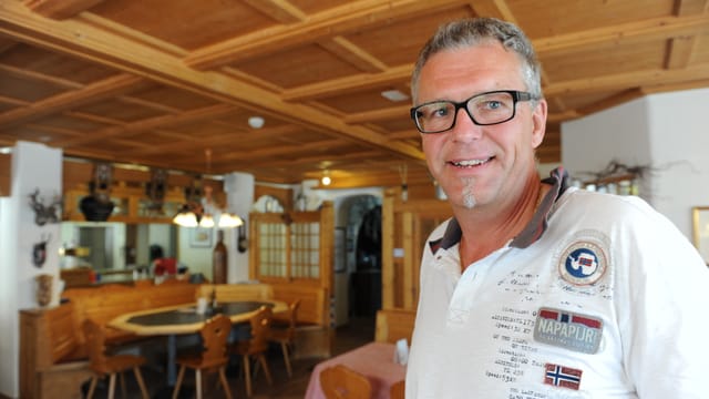 Purtret da Josef (Josi) Russi en l'otel Curuna Sedrun. Purtret da Josef (Josi) Russi en l'otel Curuna Sedrun.