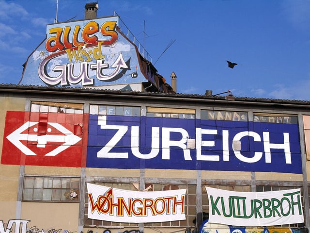 Hausfassaden mit den Sprüchen «Alles wird gut» und «Zureich» Hausfassaden mit den Sprüchen «Alles wird gut» und «Zureich»