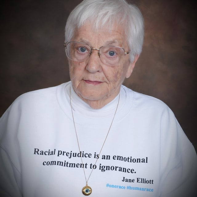 Ältere Frau mit Sweatshirt und Anti-Rassismus-Spruch
