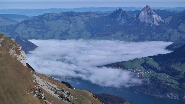 Blick vom Oberbauenstock auf den Vierwaldstättersee, die Mythen und den mit Nebel gefüllten Talkessel von Schwyz. Blick vom Oberbauenstock auf den Vierwaldstättersee, die Mythen und den mit Nebel gefüllten Talkessel von Schwyz.