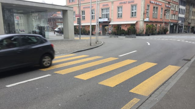EIne Strasse in Brugg mit eine Fussgängerstreifen EIne Strasse in Brugg mit eine Fussgängerstreifen