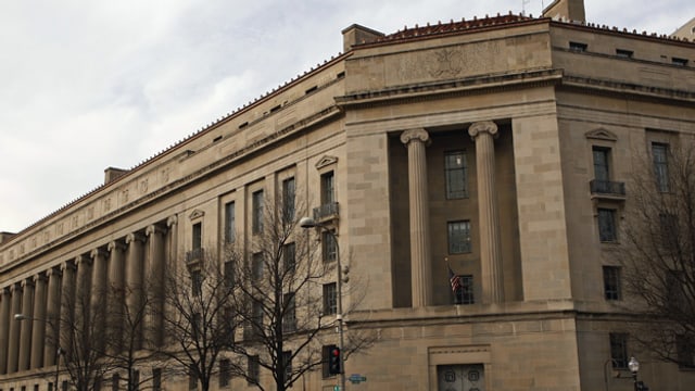 Die US-Justizbehörde will Namen sehen, sonst droht eine Anklage. Die US-Justizbehörde will Namen sehen, sonst droht eine Anklage.