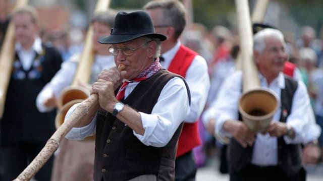Naturalphorn-Spieler am Umzug am eidgenössischen Volksmusikfest 2011 in Chur. Naturalphorn-Spieler am Umzug am eidgenössischen Volksmusikfest 2011 in Chur.