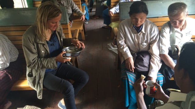 Barbara Lüthi beim Mittagessen im Zug in Burma. Barbara Lüthi beim Mittagessen im Zug in Burma.