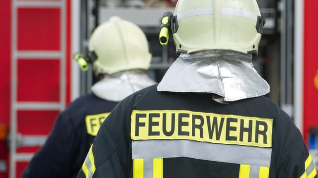 Zwei Feuerwehrleute von hinten Zwei Feuerwehrleute von hinten