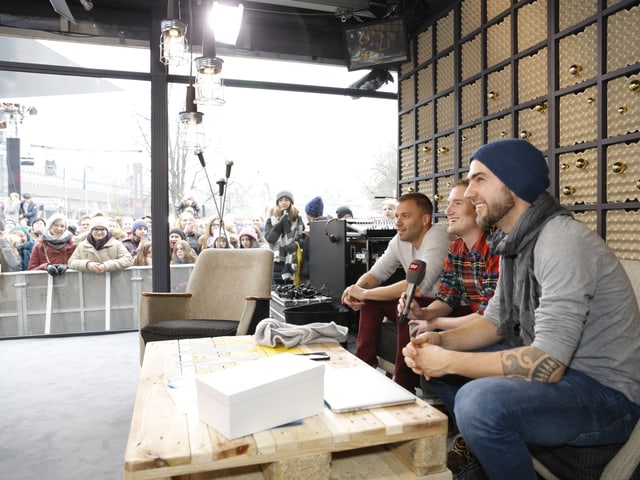 Jonny, Stefan Büsser und Manu auf dem Sofa.