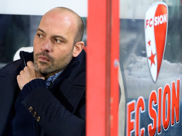 Sion-Trainer Gabri sitzt nachdenklich auf der Bank. Sion-Trainer Gabri sitzt nachdenklich auf der Bank.