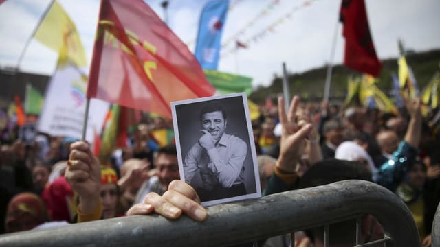Demonstrant hält Bild von Demirtas hoch Demonstrant hält Bild von Demirtas hoch