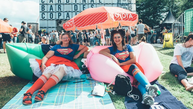 Superwomen am Chillen: Cosplay trifft auf traditionelles «Gurtenverhalten». Superwomen am Chillen: Cosplay trifft auf traditionelles «Gurtenverhalten».