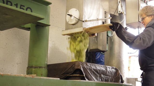 Eine Maschine, aus der Apfelstücke rausfallen. Eine Maschine, aus der Apfelstücke rausfallen.