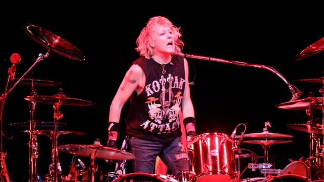Gitterstäbe statt Schlagzeugstöcke: James Kottak, seit 1996 Schlagzeuger der Band Scorpions, sitzt in Dubai im Gefängnis. Gitterstäbe statt Schlagzeugstöcke: James Kottak, seit 1996 Schlagzeuger der Band Scorpions, sitzt in Dubai im Gefängnis.