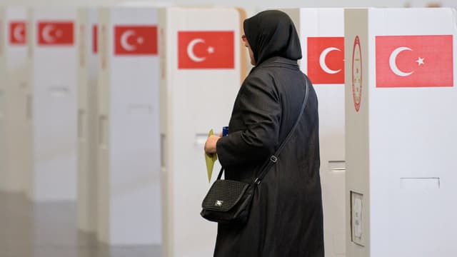 Eine Türkin gibt in einem Wahllokal in Wien ihre Stimme ab