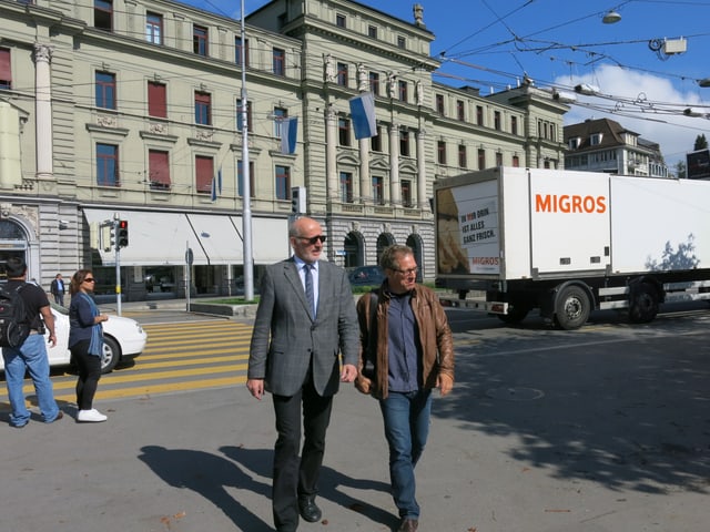 zwei Männer vor Gerichtsgebäude in der Stadt Luzern
