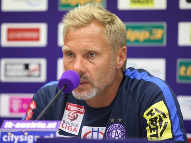 Thorsten Fink bei der Pressekonferenz.