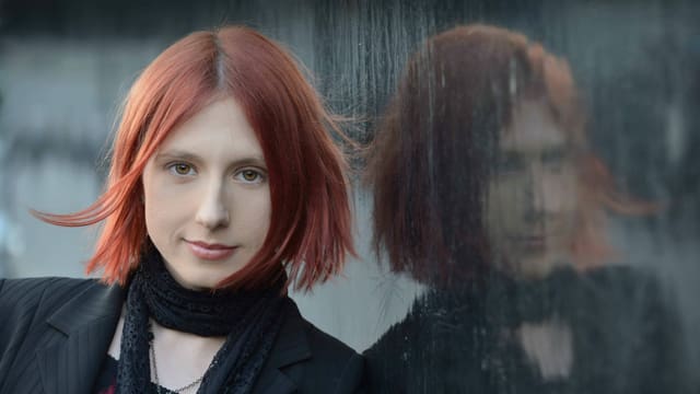 eine junge Frau mit kurzen roten Haaren eine junge Frau mit kurzen roten Haaren