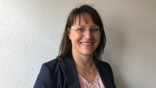 Sabine Krattiger vor Wand Sabine Krattiger vor Wand