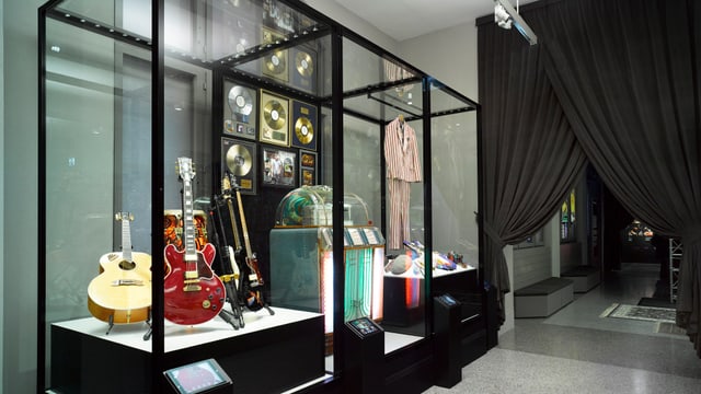 Musikinstrumente werden in einem Museum ausgestellt Musikinstrumente werden in einem Museum ausgestellt
