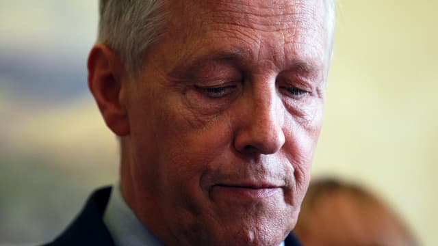 Nordirlands Regierungschef Peter Robinson senkt sein Haupt. Nordirlands Regierungschef Peter Robinson senkt sein Haupt.