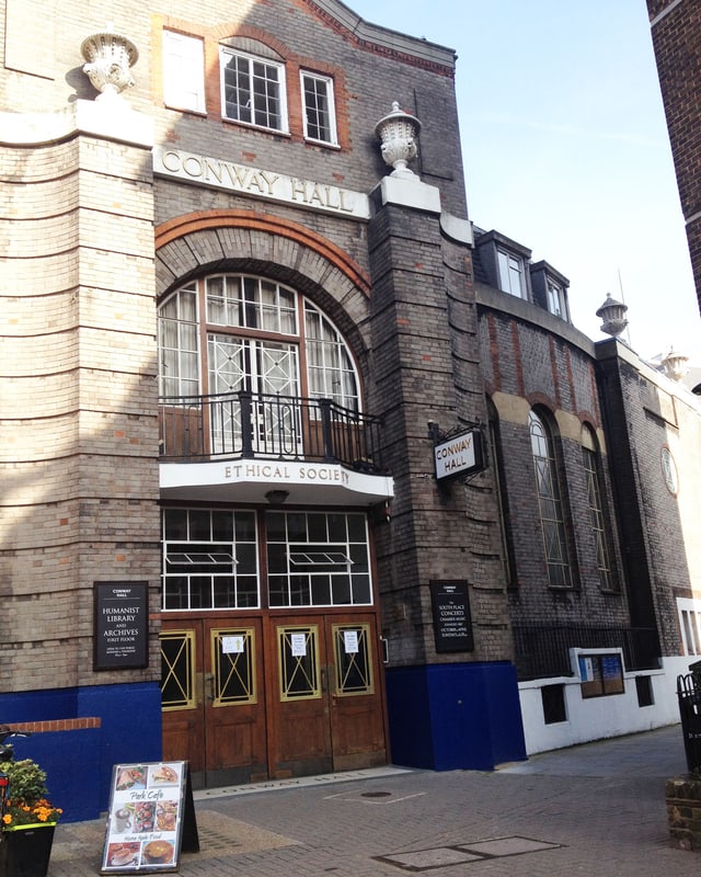 Ein Gebäude aus Stein in London. Ein Gebäude aus Stein in London.