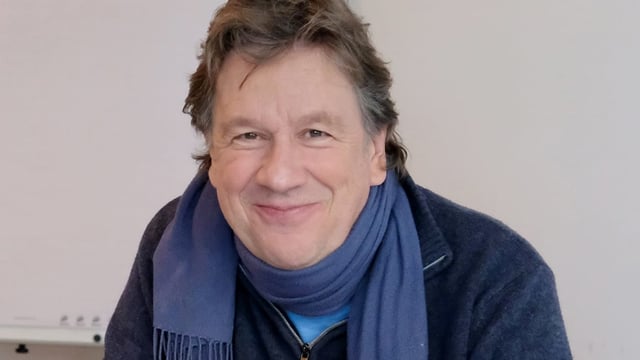 Jörg Kachelmann mit Halstuch, er lacht. Jörg Kachelmann mit Halstuch, er lacht.