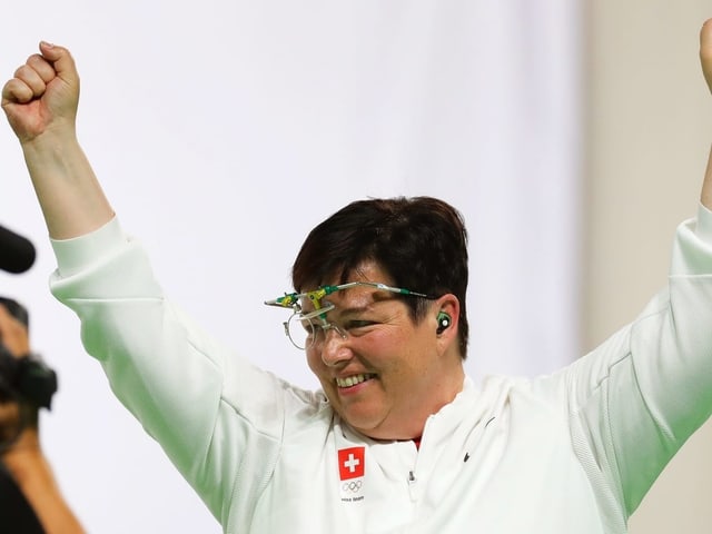 Heidi Diethelm Gerber streckt die Arme in die Höhe. Heidi Diethelm Gerber streckt die Arme in die Höhe.