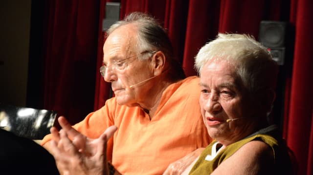 Mann und Frau am Tisch Mann und Frau am Tisch