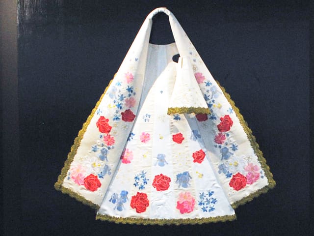 Weisses Kleid, bestickt mit Blumen und goldener Bordüre Weisses Kleid, bestickt mit Blumen und goldener Bordüre