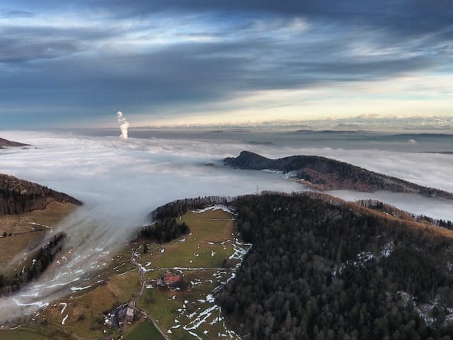 Nebelmeer über Mittelland rechts, fliesst über Hügel nach links.