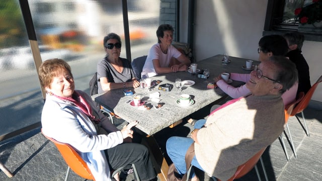 Frauen am Tisch Frauen am Tisch