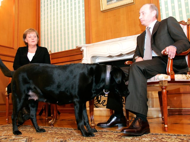 Angela Merkel und Wladimir Putin mit dessen Hund Cony. (21.1.07)
