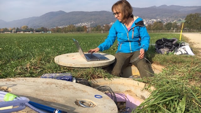 Eine Frau mit technischen Geräten Eine Frau mit technischen Geräten
