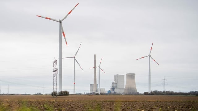 Windräder vor Kohlekraftwerk Windräder vor Kohlekraftwerk