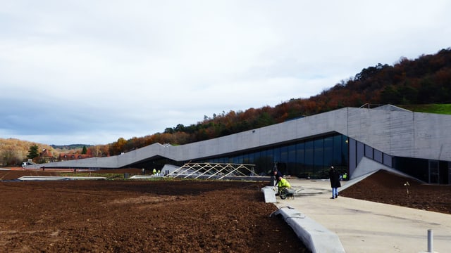 Das neue «Zentrum für Höhlenmalerei» fügt sich in die Landschaft ein. Das neue «Zentrum für Höhlenmalerei» fügt sich in die Landschaft ein.