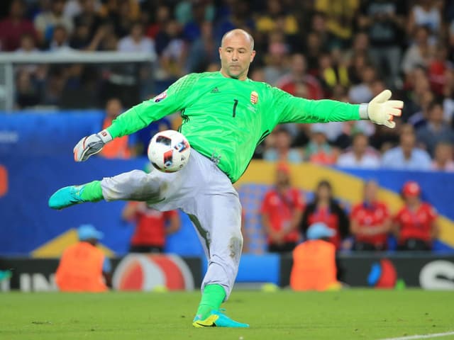 Gabor Kiraly und seine grauen Trainerhosen. Gabor Kiraly und seine grauen Trainerhosen.