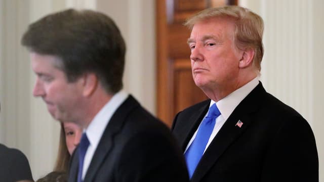 Trump steht neben Kavanaugh und blickt zu ihm. Trump steht neben Kavanaugh und blickt zu ihm.