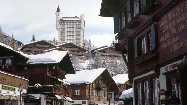 Hotel thront über eine Dorf Hotel thront über eine Dorf