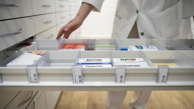 Apotheker greift in die Schublade Apotheker greift in die Schublade