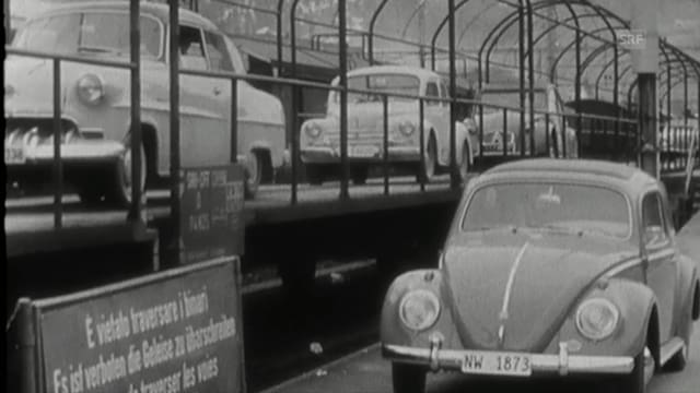 Schwarz-Weiss-Fotografie einer Autoverladestation Schwarz-Weiss-Fotografie einer Autoverladestation