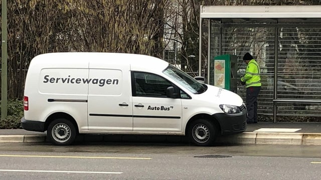 Ein Mann an einem Billettautomat Ein Mann an einem Billettautomat