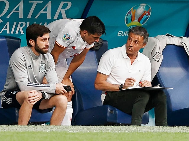 Spanien-Trainer Luis Enrique im Gespräch mit Gerard Moreno. Spanien-Trainer Luis Enrique im Gespräch mit Gerard Moreno.
