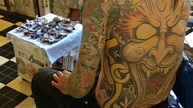 Video «Kulturelle Eigenheiten: Die Tätowierung (8/29) - gesperrt!» abspielen Video «Kulturelle Eigenheiten: Die Tätowierung (8/29) - gesperrt!» abspielen