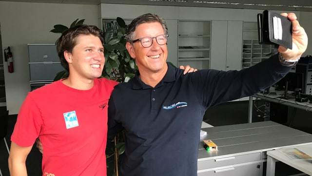 Romano Mombelli und Jürg Ammann schiessen ein Selfi von sich Romano Mombelli und Jürg Ammann schiessen ein Selfi von sich